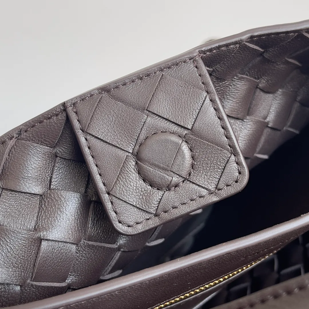 Batch 1960 BOTTEGA VENETA 2024 spring and summer new small ANDIAMO chain bag is also available! 🔥🔥I believe many friends have been waiting for a long time. The metallic chain adds a touch of sophistication to the original softness and elegance of Andiamo. The collision of classic craftsmanship and elegance creates a different kind of beauty. Style number: 786008 Size: 25*22*10.5cm